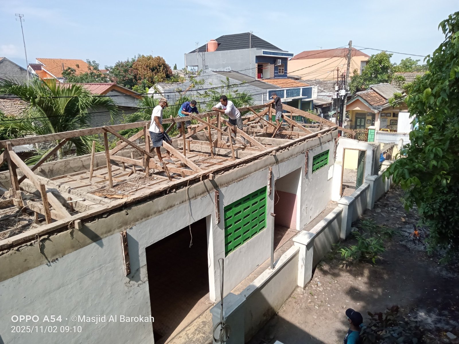 Pemugaran untuk renovasi tempat wudhu dan toilet masjid Al Barokah.