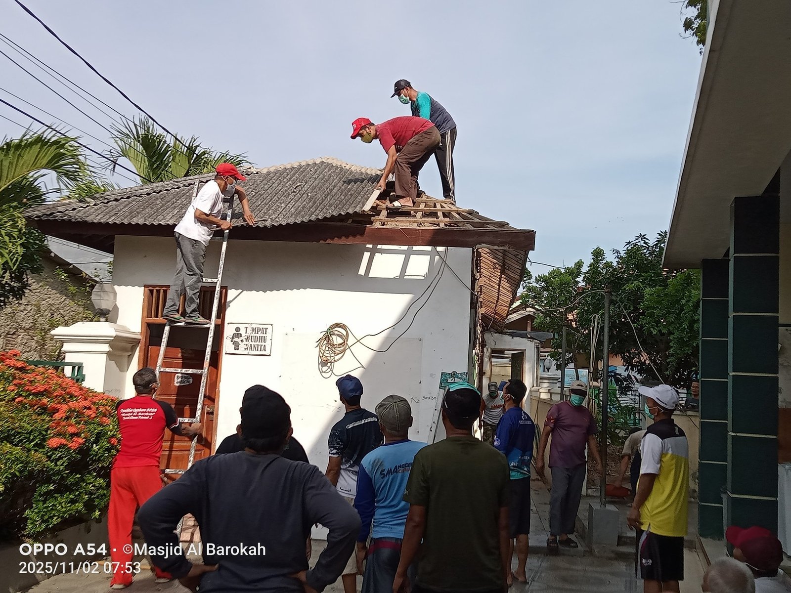 Pemugaran untuk renovasi tempat wudhu dan toilet masjid Al Barokah.